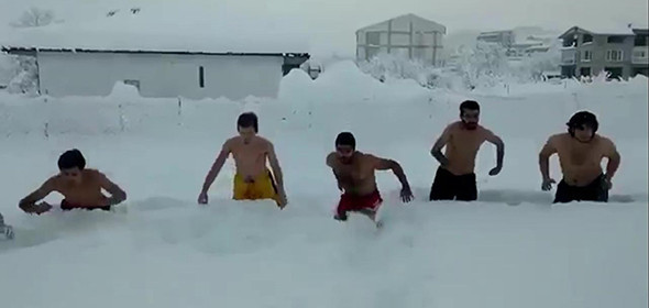 Üniversite öğrencilerinden şortlu kar çılgınlığı! - Resim: 4