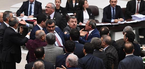 Meclis’te 'vatan haini' ve 'alçak' kavgası - Resim: 1
