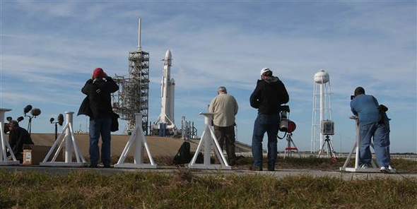 Falcon Heavy test uçuşu başarıyla gerçekleşti: Tesla uzayda! - Resim: 1