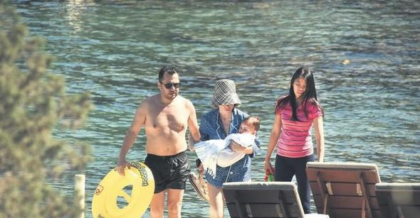 Ünlü şarkıcı karnı acıkan oğlunu şezlongta emzirdi! - Resim: 1