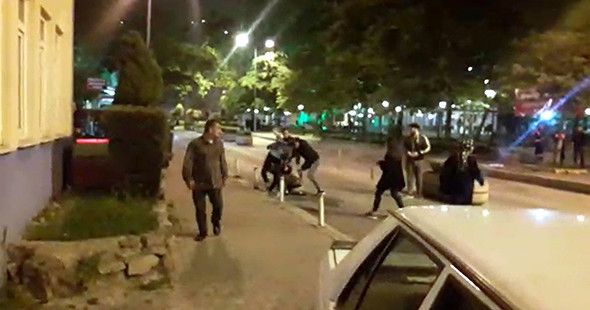 Çirkin saldırı! Eşinin yanında laf attılar ve... - Resim: 2