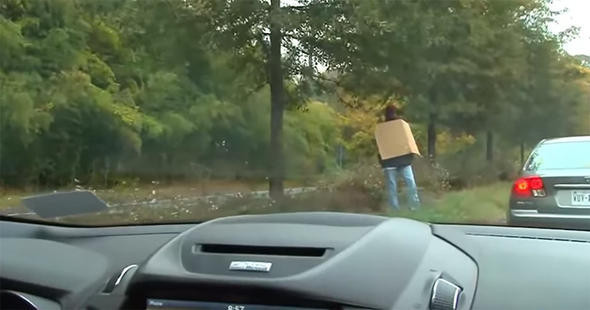 Yol kenarında evsiz bir adam gördüler ama gördükleri başlarını belaya soktu - Resim: 1