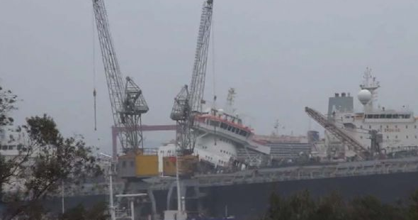Tersanede panik! Gemi yan yattı - Resim: 2
