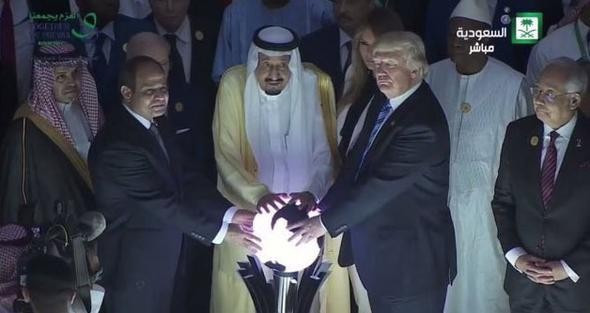 Dünya küresine el koyup poz verdiler - Resim: 1