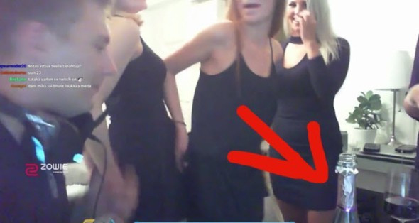 Skandal! Genç kız canlı yayında soyunmaya başlayınca... - Resim: 3