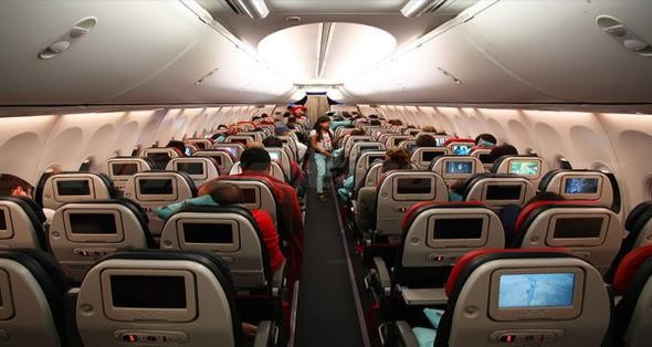 Hostesler gece havanın kararmasını bekliyor çünkü... - Resim: 1