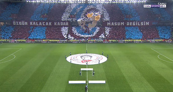 Trabzonspor Fenerbahçe maçına damga vuran koreografi! - Resim: 2