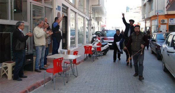 Milletvekili adayı eşek sırtında oy istedi - Resim: 1