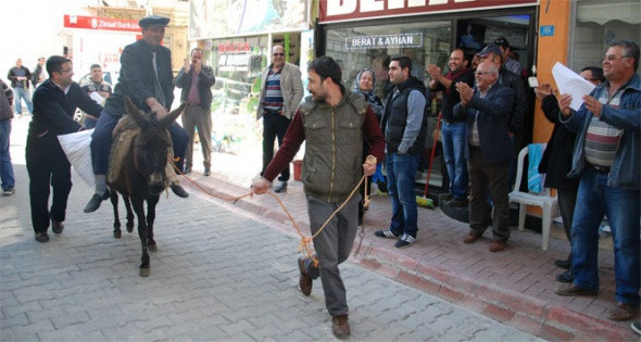 Milletvekili adayı eşek sırtında oy istedi - Resim: 2