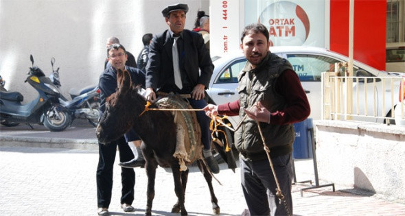 Milletvekili adayı eşek sırtında oy istedi - Resim: 3
