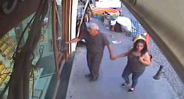 Yaşlı adam hovardalık yaparken fena dolandırıldı! Erkek sandığı kadın çıktı! - Resim: 4