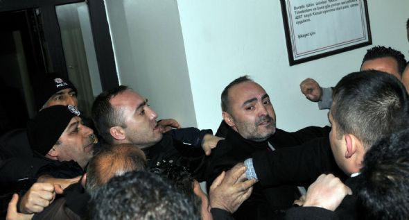 CHP Yenimahalle'de olaylı kavga! - Resim: 2