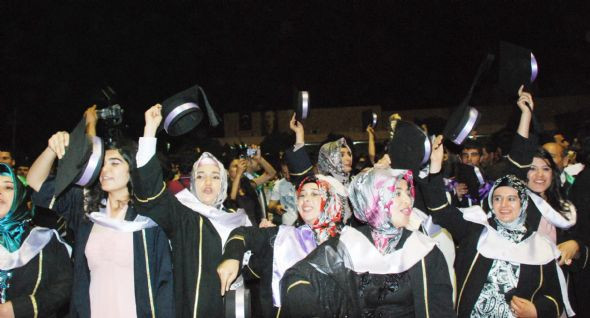 Türbanlı öğrenciler böyle kep taktı - Resim: 2