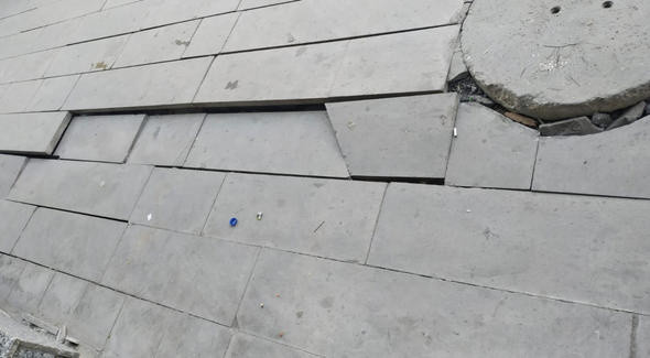 Esenyurt'da sokakta çatlaklar oluştu, Cadde trafiğe kapandı - Resim: 0