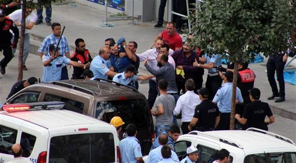 Sokak ortasında 100 kişi birbirine girdi! - Resim: 4