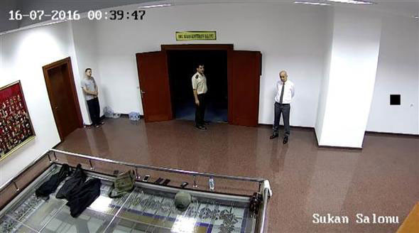 Darbeciler TEM Daire Başkanı Turgut Aslan'ı infaza böyle götürmüş... - Resim: 2