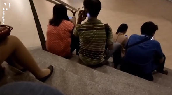 Sapıklar etek altı fotoğrafları böyle çekiyor! Şeytani plan... - Resim: 4