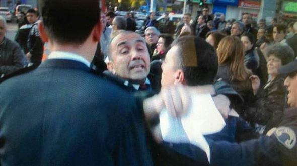 Gerginlik! Müdür kalabalığın arasından çıkıp bağırınca... - Resim: 1