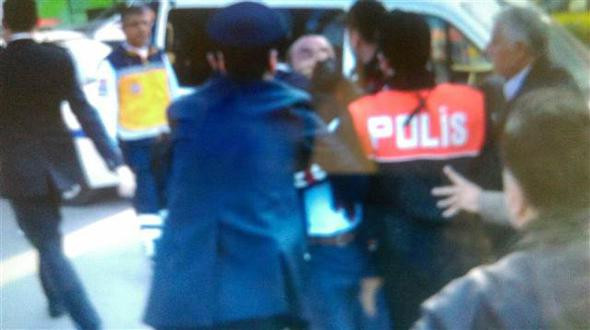 Gerginlik! Müdür kalabalığın arasından çıkıp bağırınca... - Resim: 2