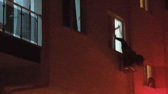 Erkek arkadaşı camdan aşağı attı işte dehşet anları! - Resim: 2