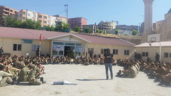 Şırnak'ta 309 darbeci asker böyle teslim oldu! - Resim: 4
