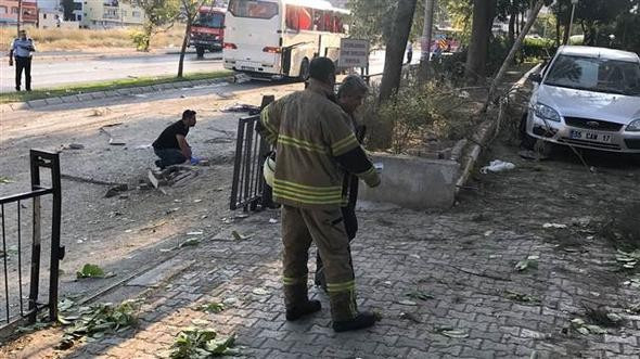 İzmir'de bombalı saldırı olay yerinden ilk görüntüler - Resim: 2