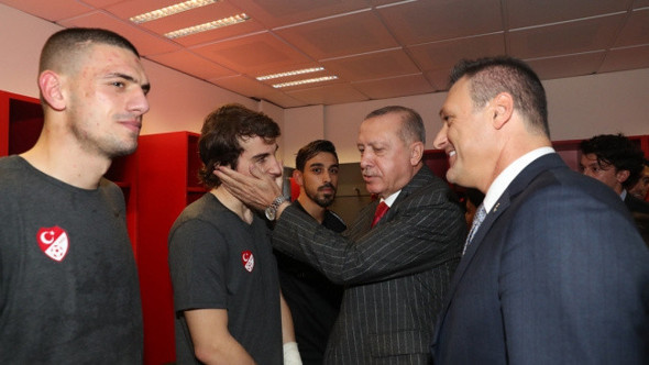 Cumhurbaşkanı Erdoğan soyunma odasına inerek Millileri kutladı - Resim: 0