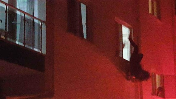 Erkek arkadaşı camdan aşağı attı işte dehşet anları! - Resim: 1