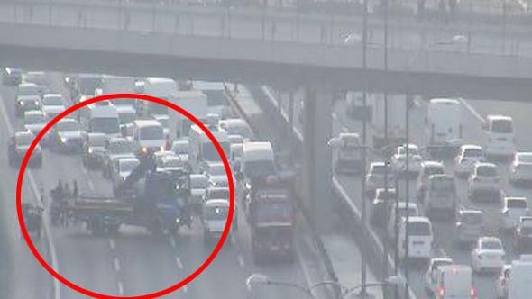 İstanbul'da trafik yoğunluğu: Çekiciyle kapattılar! - Resim: 2