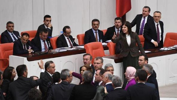TBMM'de tansiyon yine yükseldi: AK Parti-HDP gerilimi! - Resim: 1