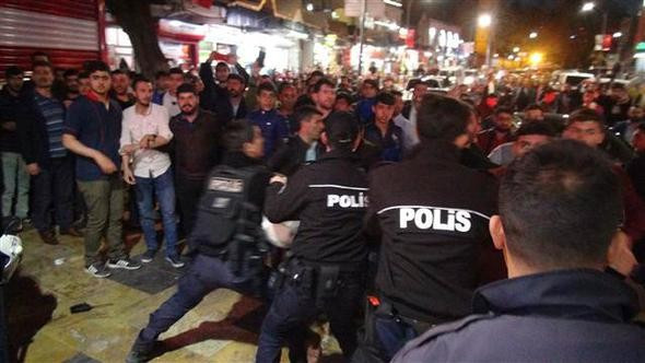 Polise kafa atan kişi linç edilmek istendi - Resim: 1