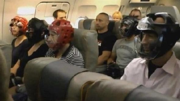 Skandal görüntülerden sonra uçağa böyle bindiler  - Resim: 4