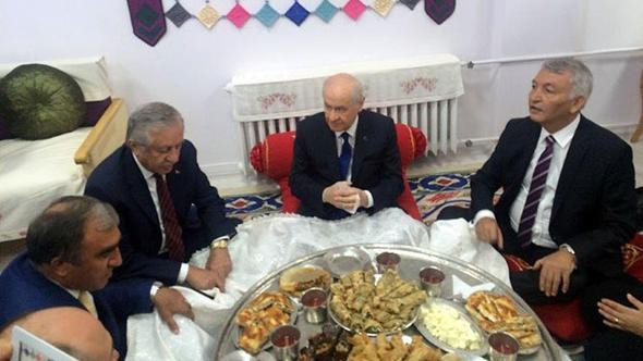 Bahçeli'den bir ilk! Uzun zaman sonra yer sofrasına oturdu - Resim: 1