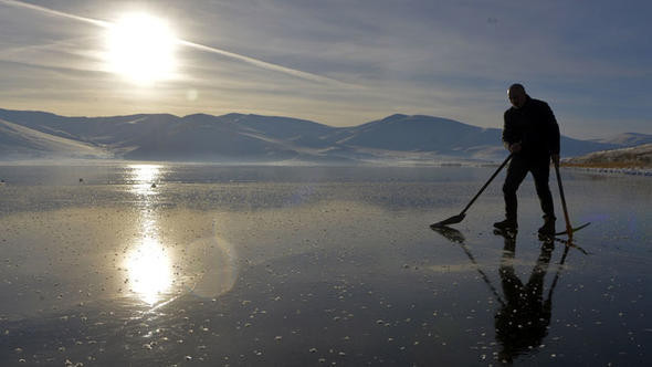 Tamamen dondu! Balıkçılar sandallarını kıyıya çekti - Resim: 1