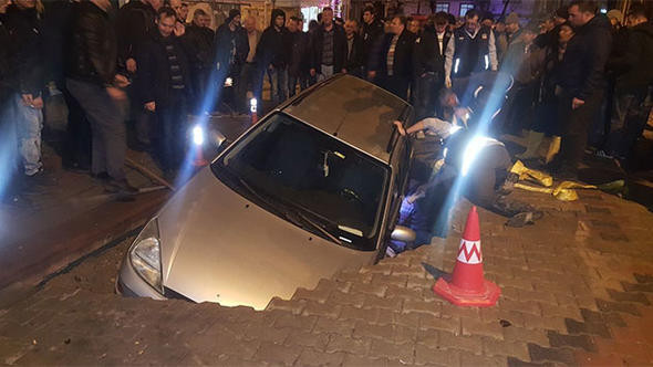 Yok artık! Yol çöktü otomobil gömüldü - Resim: 1