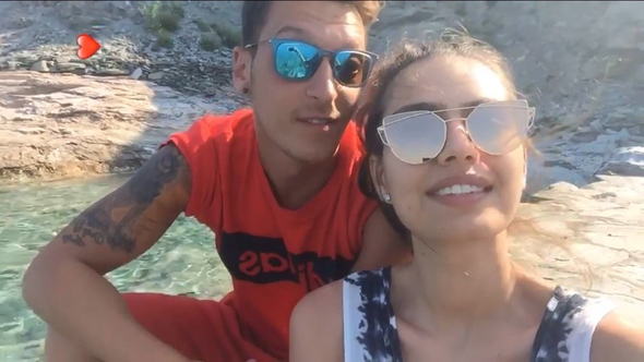 Bir dediğini iki etmiyor! Amine istedi Mesut sildi - Resim: 2