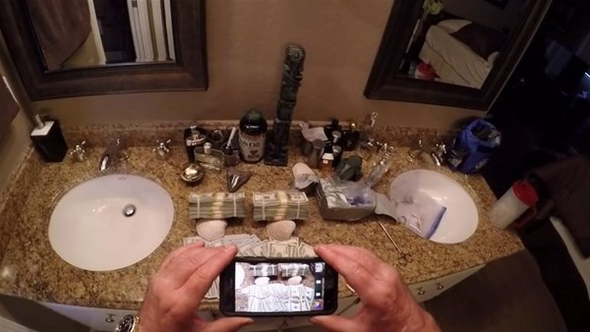 Sahilde gezerken bulduğu kutudan çıkanlar şoke etti! - Resim: 1