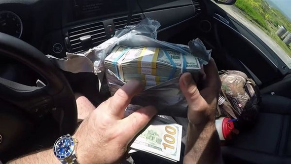 Sahilde gezerken bulduğu kutudan çıkanlar şoke etti! - Resim: 2