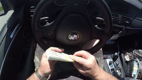 Sahilde gezerken bulduğu kutudan çıkanlar şoke etti! - Resim: 3