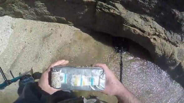 Sahilde gezerken bulduğu kutudan çıkanlar şoke etti! - Resim: 4