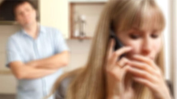 İhanetten şüphelenen koca eşinin telefonuna... - Resim: 1