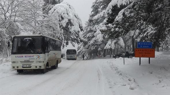 Onlarca araç ve yolcu mahsur kaldı! - Resim: 3