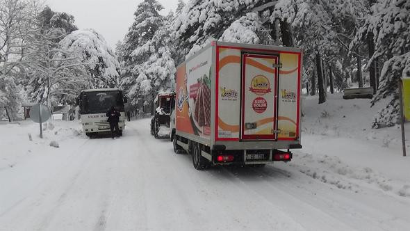 Onlarca araç ve yolcu mahsur kaldı! - Resim: 4