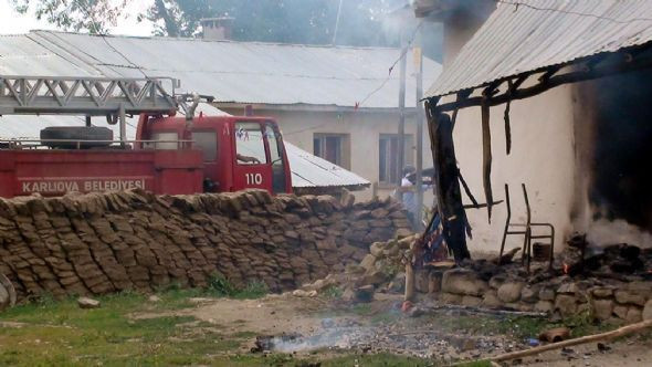 Köyü savaş alanına çevirdiler! - Resim: 1