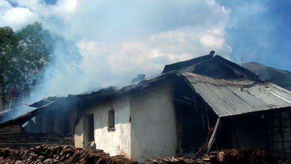 Köyü savaş alanına çevirdiler! - Resim: 3