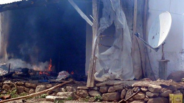 Köyü savaş alanına çevirdiler! - Resim: 4