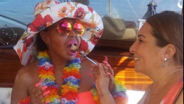 Bülent Ersoy'u müstakbel kayınvalidesi elleriyle besledi - Resim: 1