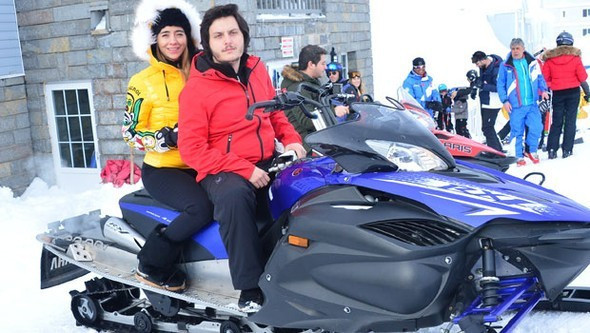 Ali Ağaoğlu ev sahibi oldu genç çiftin kar keyfi - Resim: 1