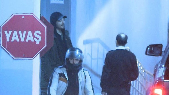 Çağatay Ulusoy hayranlarına kötü haber hastaneye kaldırıldı - Resim: 2