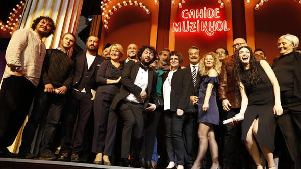 Gözleri şaşı etti! Cesur dekoltesiyle törene damga vurdu - Resim: 1